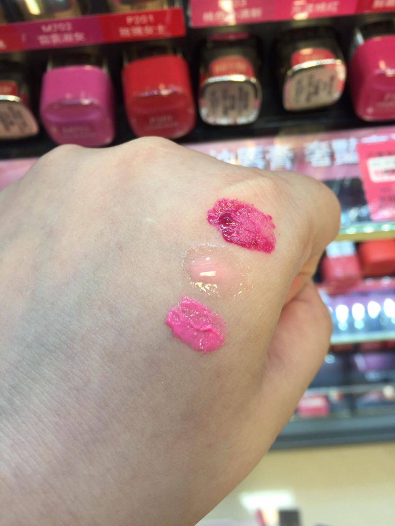 L’ORÉAL 巴黎萊雅 玫瑰珍藏版 奢華唇釉 巨星專屬粉紅試色分享~范冰冰、芭芭拉帕文、茱莉安摩爾專屬唇釉，這系列根本就是平價版YSL唇彩呀~茱莉安摩爾色看起來跟擦起來完全不同，真是超級美~ 彩妝品分享 民生資訊分享 