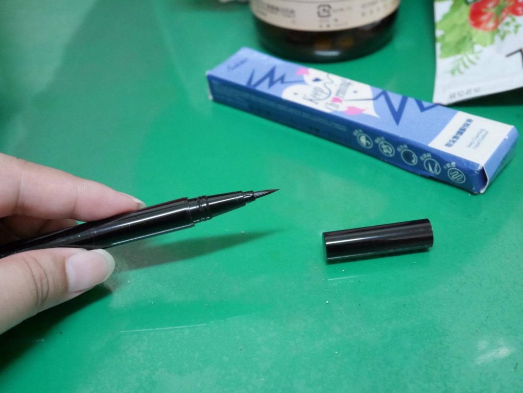 Solone電流激細眼線液 使用心得分享~ 高顯色又溫水可卸,必回購的眼妝產品! 彩妝品分享 民生資訊分享 穿搭分享