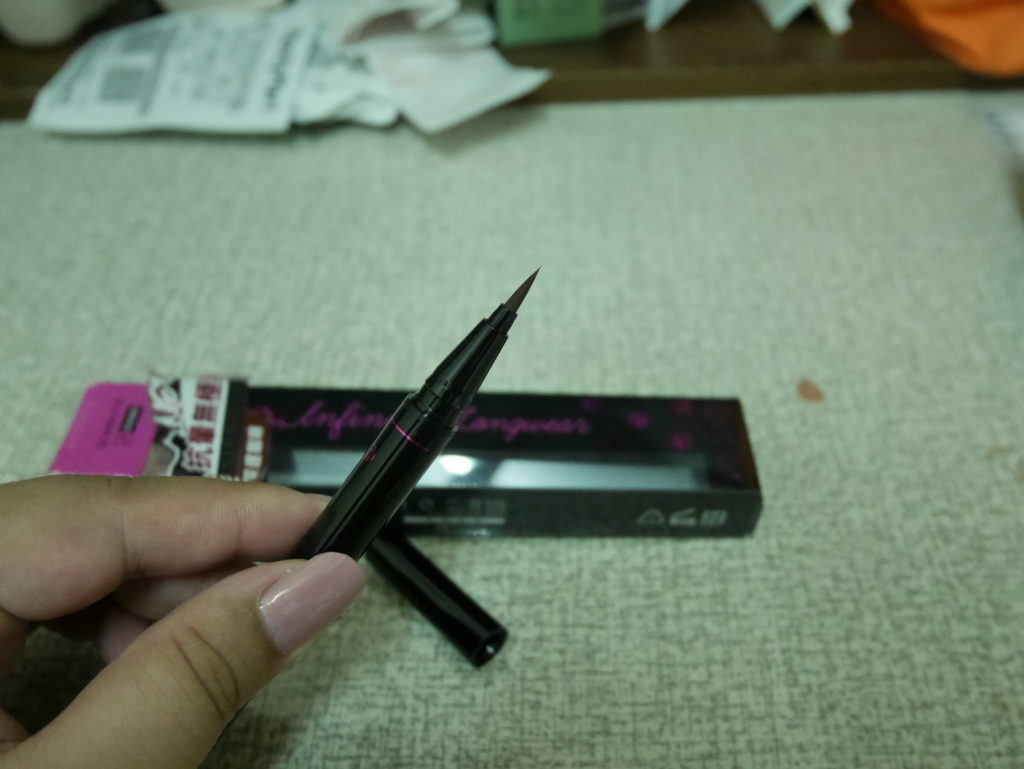 註:內有小丑女仿妝 驚嚇程度爆表(請有心理準備) 1028-抗暈無阻暹羅貓眼線液-深邃咖啡 新手適用 好掌控不易失手 超級好卸除 彩妝品分享