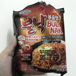 韓國八道辣子炒章魚拌麵/PALDO御膳火辣章魚風味乾拌麵（Paldo Bulnak Bokkummyun Spicy Fried Octopus Ramyun）食評分享～ 甜高於辣，份量略少，粗麵條吃起來不扎實彈香 三養拉麵做更好 世界最辣拉麵第二名！ 宅配食記 攝影 民生資訊分享 自己動手做！ 飲食集錦 