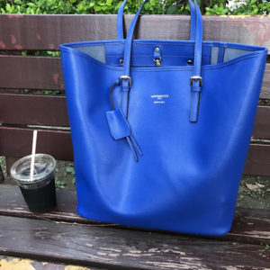 FORZIERI/福喜利時尚購物流程分享 & LE PARMENTIER 藍色女用托特包開箱 實用、耐看的高級皮件，明媚亮麗的寶藍襯得很適合夏天熱鬧活潑的氣息呢！ 攝影 民生資訊分享 穿搭分享  