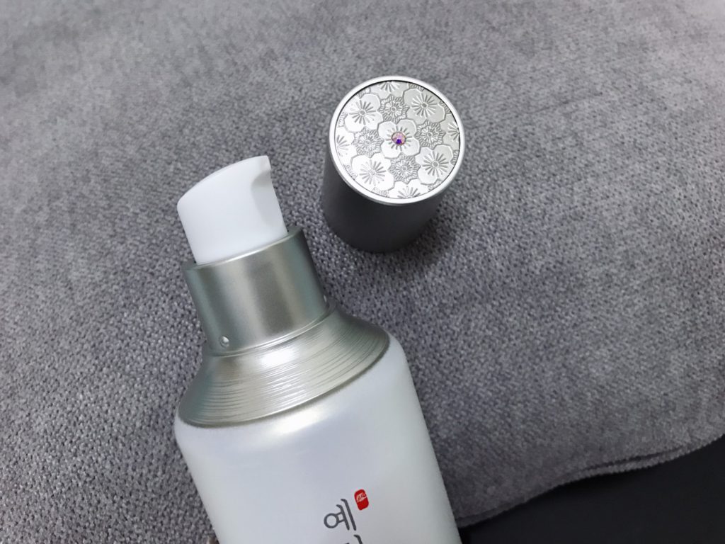 防曬偏執狂藍子 THE FACE SHOP/菲詩小舖 蘂花譚雪丹純白精華液 微感潤卻清爽,吸收超快不黏膩,適合夏天使用的舒爽保養輕型水乳液 THE FACE SHOP/菲詩小舖 蘂花譚雪丹純白精華液 微感潤卻清爽,吸收超快不黏膩,適合夏天使用的舒爽保養輕型水乳液 保養品分享 攝影 民生資訊分享