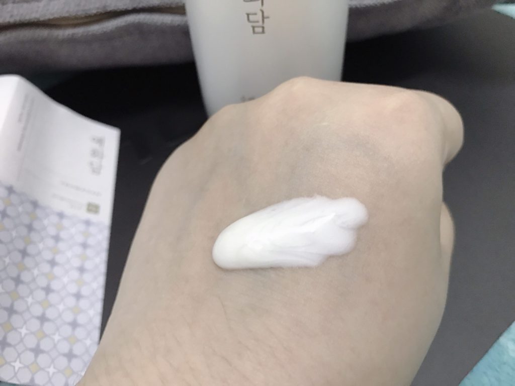 THE FACE SHOP/菲詩小舖 蘂花譚雪丹純白精華液 微感潤卻清爽，吸收超快不黏膩，適合夏天使用的舒爽保養輕型水乳液 保養品分享 攝影 民生資訊分享 