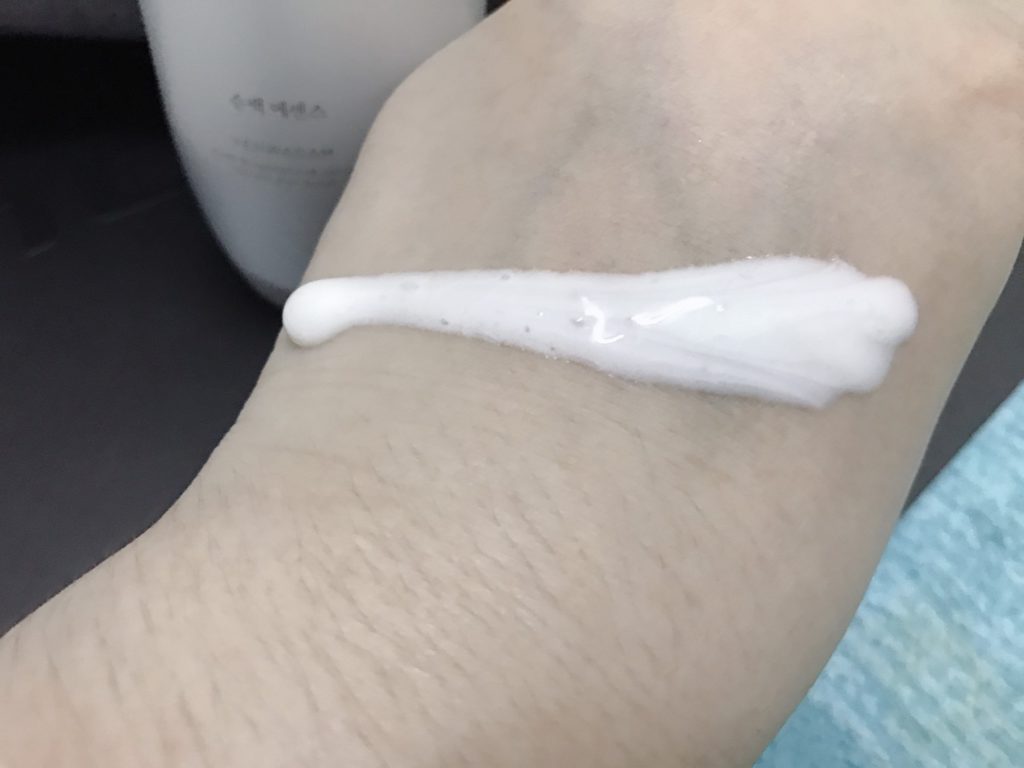 THE FACE SHOP/菲詩小舖 蘂花譚雪丹純白精華液 微感潤卻清爽，吸收超快不黏膩，適合夏天使用的舒爽保養輕型水乳液 保養品分享 攝影 民生資訊分享 