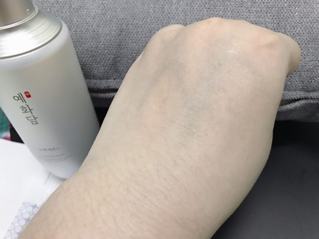 THE FACE SHOP/菲詩小舖 蘂花譚雪丹純白精華液 微感潤卻清爽，吸收超快不黏膩，適合夏天使用的舒爽保養輕型水乳液 保養品分享 攝影 民生資訊分享 