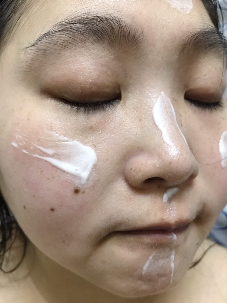 THE FACE SHOP/菲詩小舖 蘂花譚雪丹純白精華液 微感潤卻清爽，吸收超快不黏膩，適合夏天使用的舒爽保養輕型水乳液 保養品分享 攝影 民生資訊分享 