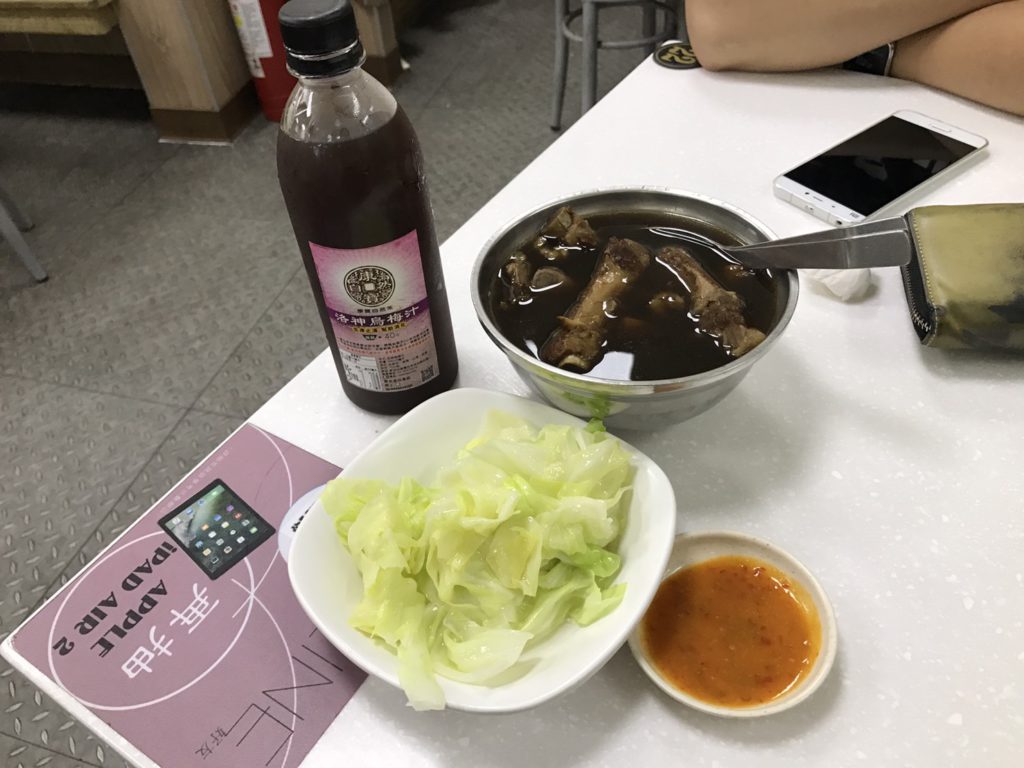 台中北區 康寶十全藥燉排骨御膳養生食補 藥膳湯頭順口好喝不甜膩 排骨香嫩又好咬 直接用手抓起來吃就是王道!午餐/宵夜/養生/美味/藥膳/支骨 中式料理 健康養身 民生資訊分享 飲食集錦