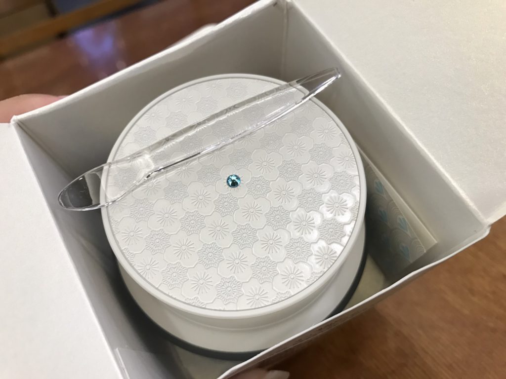 skincare-cream-THE FACE SHOP/菲詩小舖-蘂花譚清新恆水凝霜 湛藍的水藍色霜體,擦起來微涼,潤澤肌膚效果佳!Yehwadam revitalizing moisturizing cream 保養品分享 健康養身 攝影 民生資訊分享