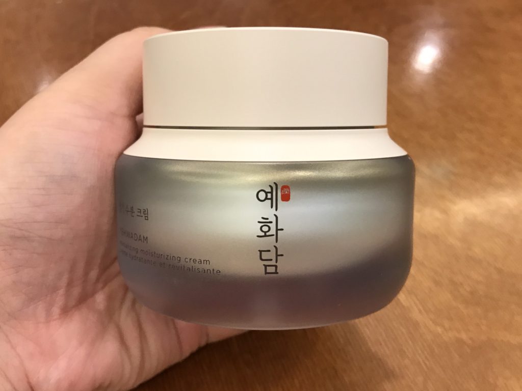 skincare-cream-THE FACE SHOP/菲詩小舖-蘂花譚清新恆水凝霜 湛藍的水藍色霜體,擦起來微涼,潤澤肌膚效果佳!Yehwadam revitalizing moisturizing cream 保養品分享 健康養身 攝影 民生資訊分享