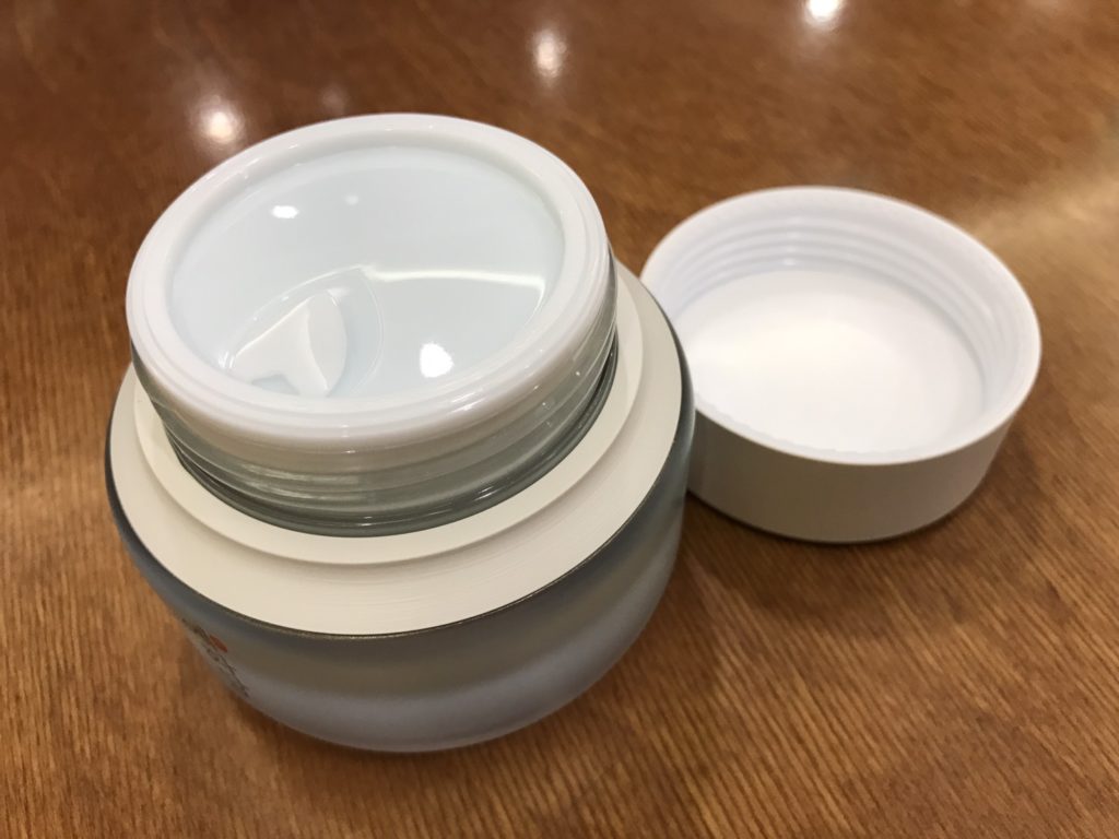 skincare-cream-THE FACE SHOP/菲詩小舖-蘂花譚清新恆水凝霜 湛藍的水藍色霜體,擦起來微涼,潤澤肌膚效果佳!Yehwadam revitalizing moisturizing cream 保養品分享 健康養身 攝影 民生資訊分享