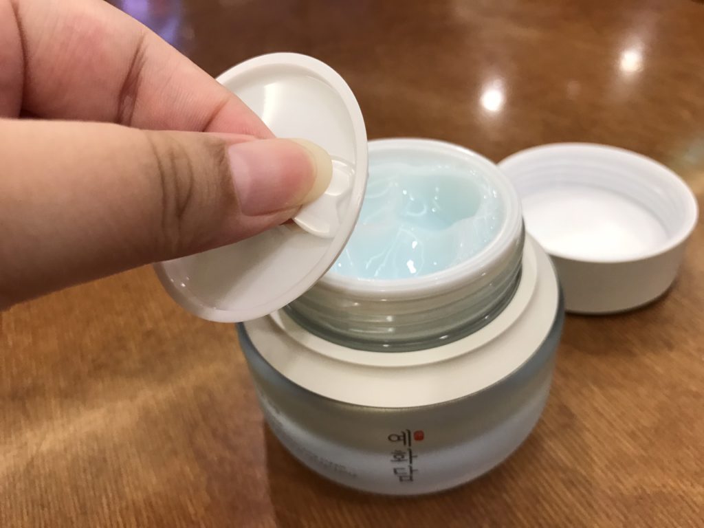skincare-cream-THE FACE SHOP/菲詩小舖-蘂花譚清新恆水凝霜 湛藍的水藍色霜體,擦起來微涼,潤澤肌膚效果佳!Yehwadam revitalizing moisturizing cream 保養品分享 健康養身 攝影 民生資訊分享