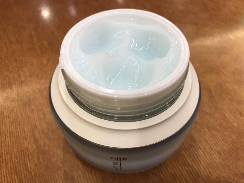 skincare-cream-THE FACE SHOP/菲詩小舖-蘂花譚清新恆水凝霜 湛藍的水藍色霜體,擦起來微涼,潤澤肌膚效果佳!Yehwadam revitalizing moisturizing cream 保養品分享 健康養身 攝影 民生資訊分享