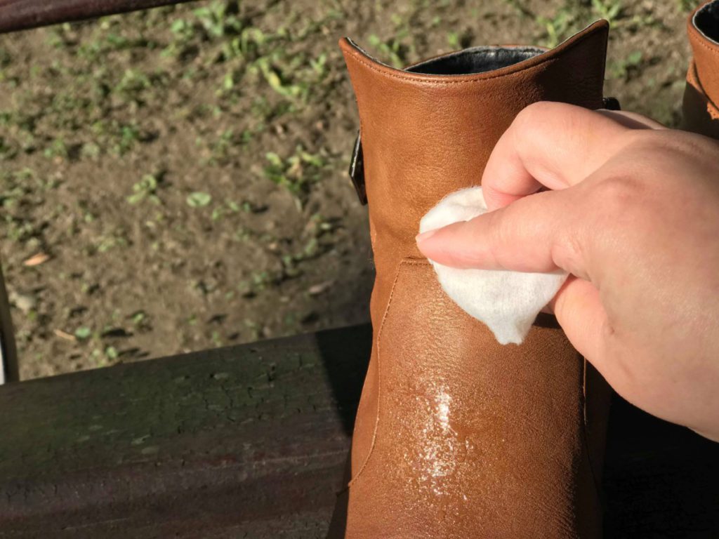 NewClean新可靈-奈米長效保潔劑/防水噴霧-織物、皮革日常保養、阻菌抗汙的居家生活好物~簡單保護心愛皮件,下雨天穿皮鞋也不怕淋雨了! 攝影 民生資訊分享