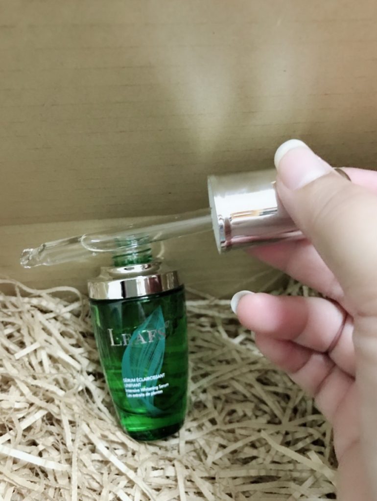LEAFS’莉芙絲純淨光極效植萃美白雙效精華 包裝清新,用起來很綠意盎然的精華液 保養品分享 攝影 民生資訊分享