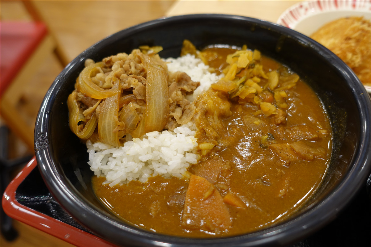 Sukiya Taiwan-すき家 台中健行博館店-美味的牛肉咖哩/咖哩牛丼深得我心，可樂餅套餐每次必點！內有Sukiya菜單 中式料理 攝影 日式料理 民生資訊分享 飲食集錦 