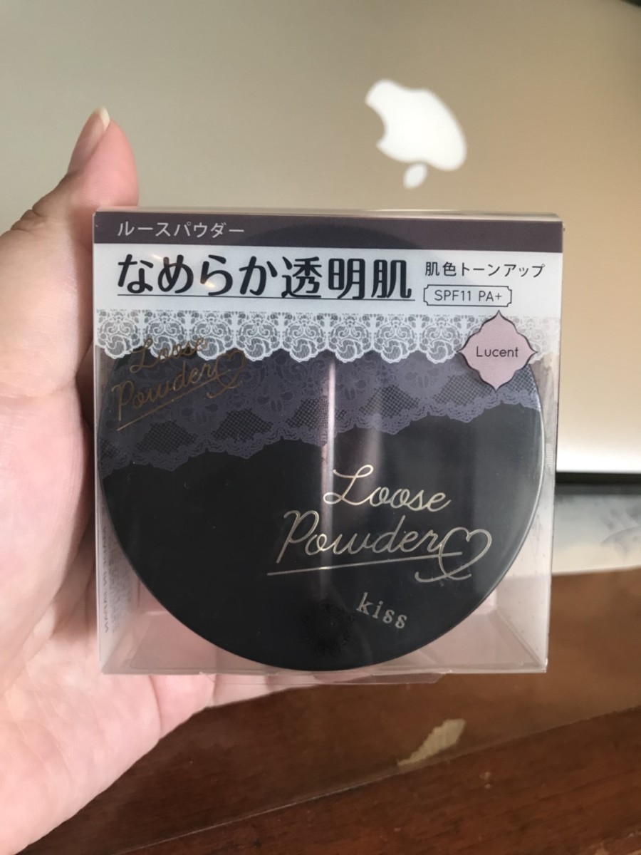 日本 kiss 雪紡珠光持妝蜜粉SPF12/PA+ 有點乾的透明蜜粉,適合定妝,細緻的亮粉是妝感加分自然裸透的關鍵 彩妝品 彩妝品分享 攝影