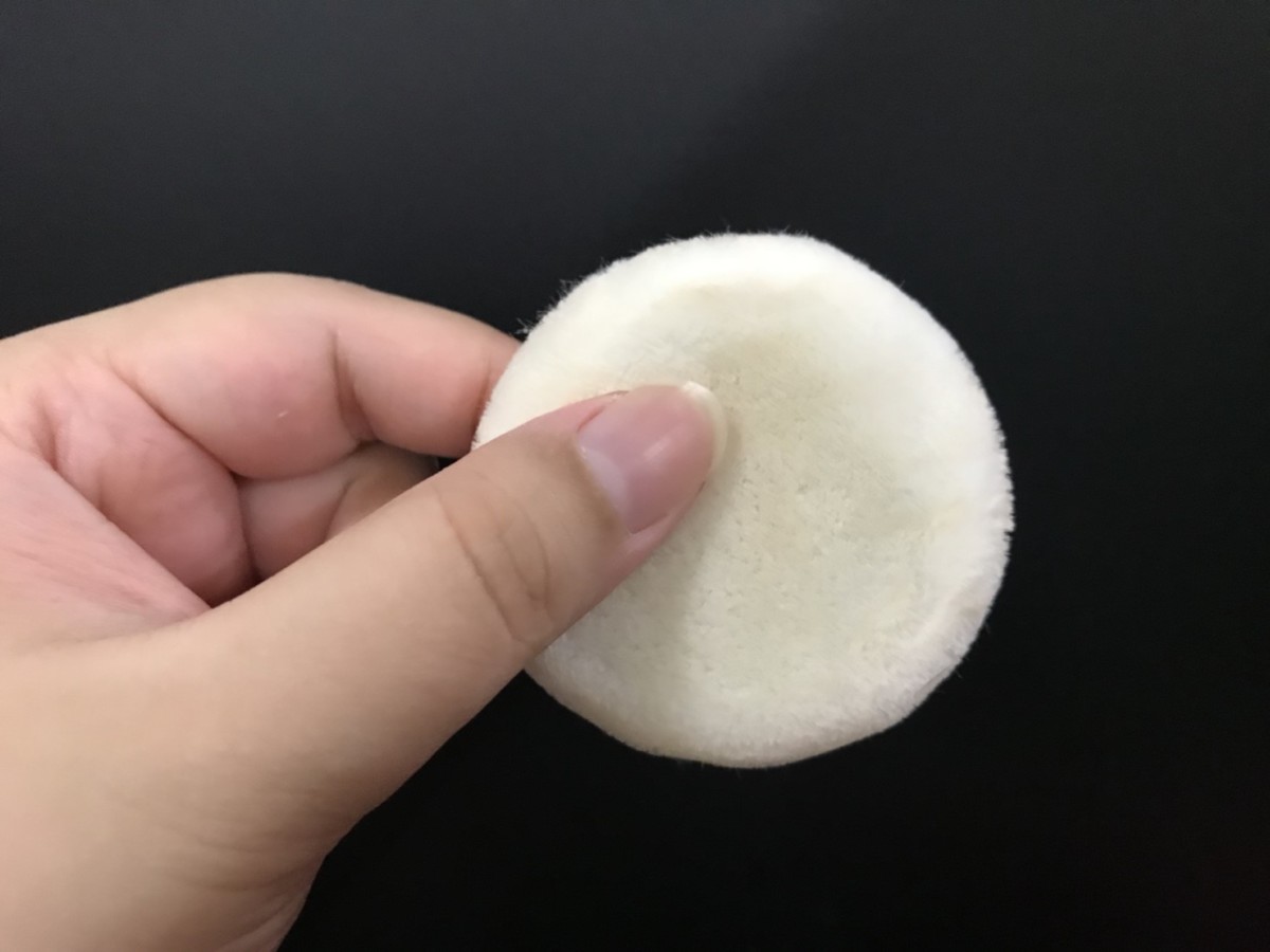 日本 kiss 雪紡珠光持妝蜜粉SPF12/PA+ 有點乾的透明蜜粉,適合定妝,細緻的亮粉是妝感加分自然裸透的關鍵 彩妝品 彩妝品分享 攝影