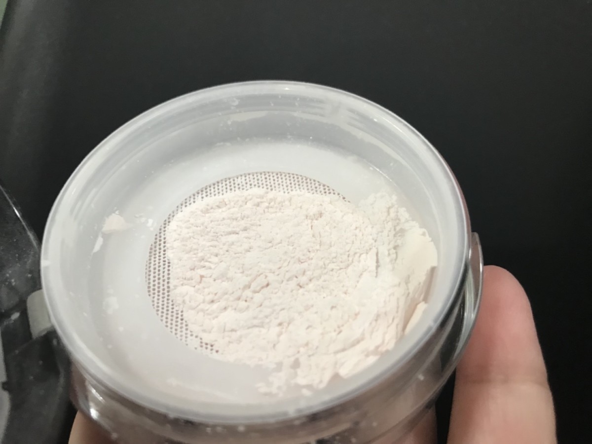 日本 kiss 雪紡珠光持妝蜜粉SPF12/PA+ 有點乾的透明蜜粉,適合定妝,細緻的亮粉是妝感加分自然裸透的關鍵 彩妝品 彩妝品分享 攝影
