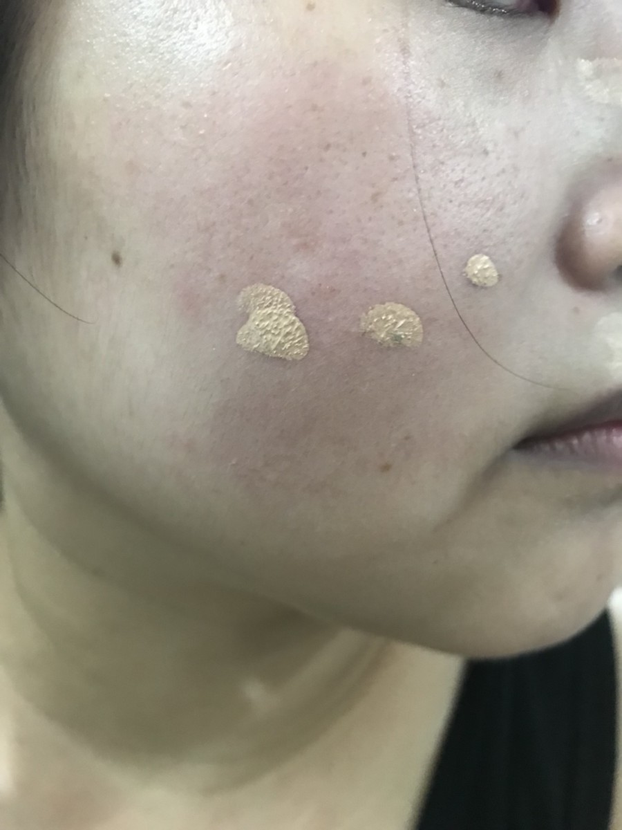 日本彩妝/底妝-kiss 蜜糖肌潤澤精華UV粉底液SPF33/PA+++ 蜜糖/毒藥視天氣判斷,它本質上是適合夏天的好粉底! 彩妝品 彩妝品分享 攝影