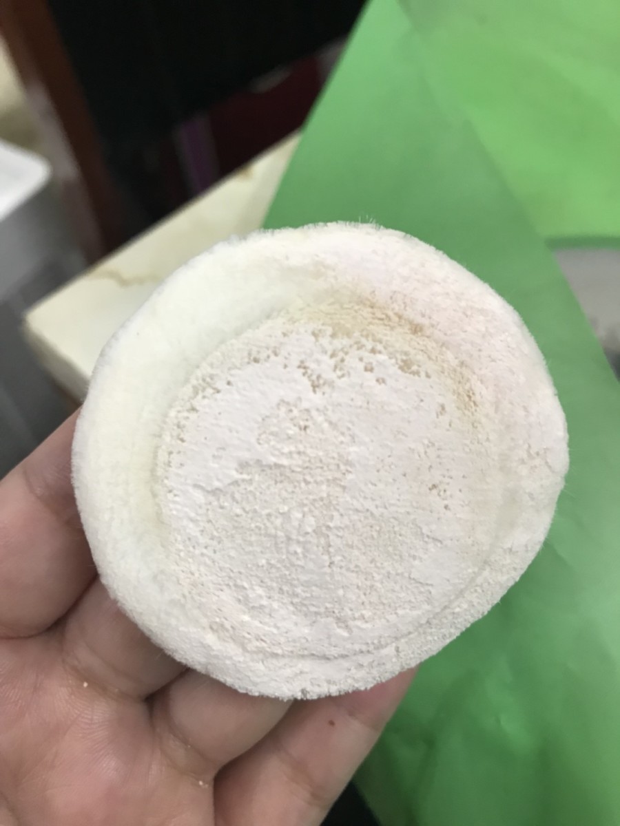 日本 kiss 雪紡珠光持妝蜜粉SPF12/PA+ 有點乾的透明蜜粉,適合定妝,細緻的亮粉是妝感加分自然裸透的關鍵 彩妝品 彩妝品分享 攝影