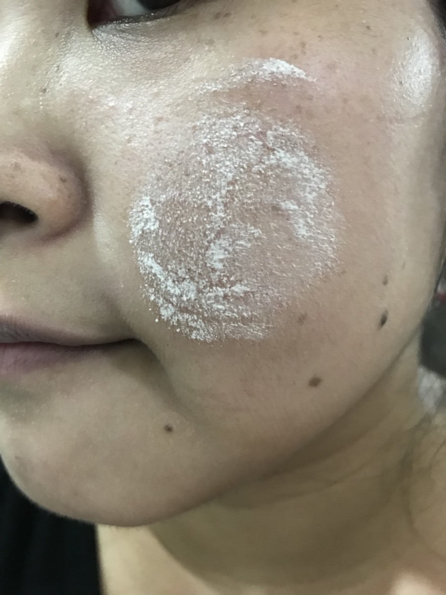 日本 kiss 雪紡珠光持妝蜜粉SPF12/PA+ 有點乾的透明蜜粉,適合定妝,細緻的亮粉是妝感加分自然裸透的關鍵 彩妝品 彩妝品分享 攝影