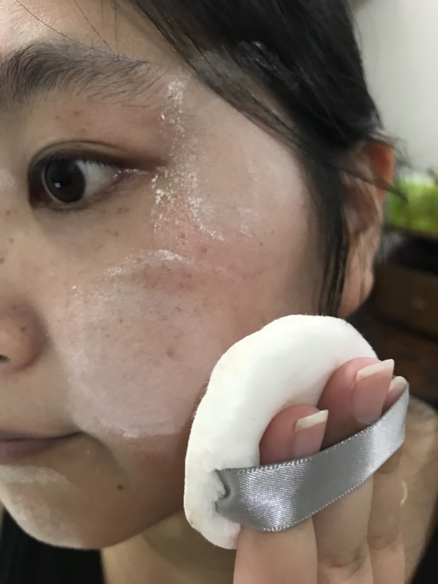 日本 kiss 雪紡珠光持妝蜜粉SPF12/PA+ 有點乾的透明蜜粉,適合定妝,細緻的亮粉是妝感加分自然裸透的關鍵 彩妝品 彩妝品分享 攝影