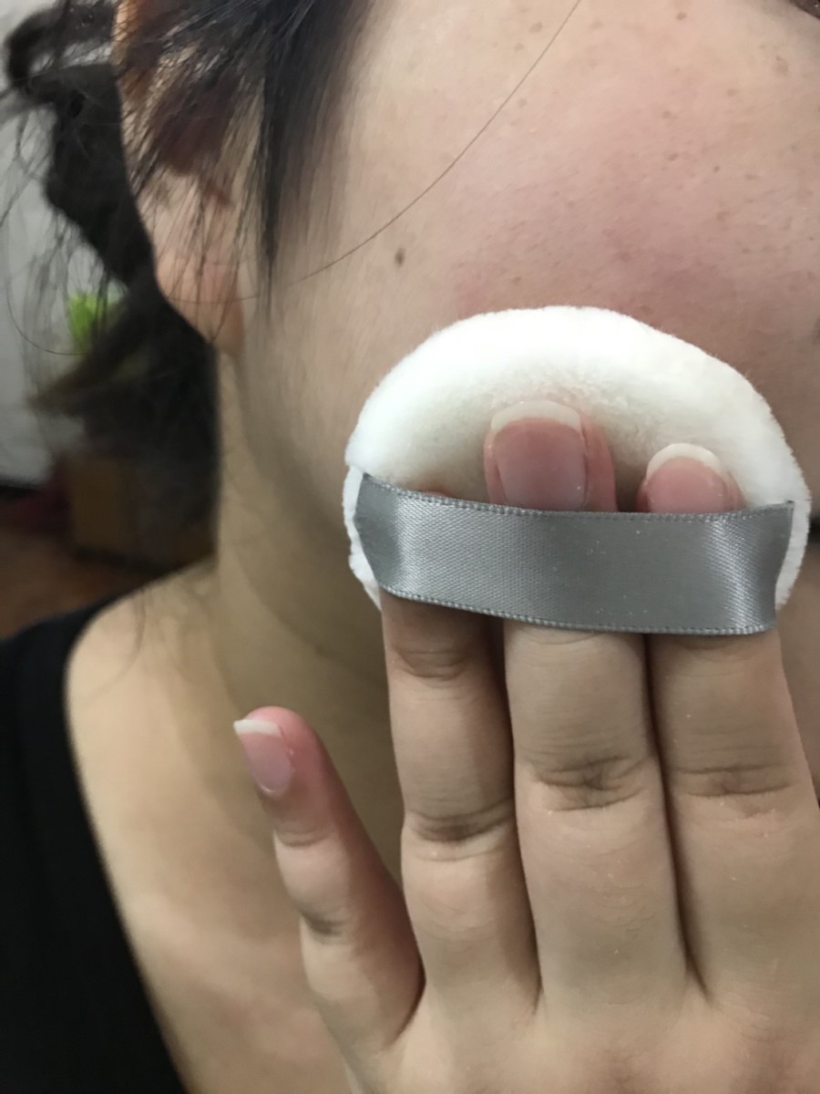 日本彩妝/底妝-kiss 蜜糖肌潤澤精華UV粉底液SPF33/PA+++ 蜜糖/毒藥視天氣判斷,它本質上是適合夏天的好粉底! 彩妝品 彩妝品分享 攝影