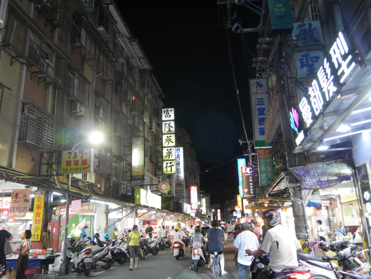 內湖美食/捷運港墘站/內湖737巷/夜市美食/食尚玩家採訪-蟹老闆古早味手工蔥油餅 三層爆餡起司蔥抓餅,起司爆炸多,超級邪惡;醬燒王子麵蔥抓餅量超足!素的辣椒醬超香超夠味,限量太搶手,記得提前訂~ 中式料理 民生資訊分享 飲食集錦
