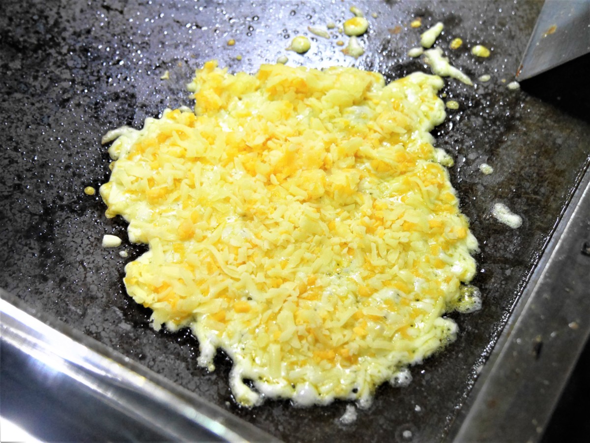 內湖美食/捷運港墘站/內湖737巷/夜市美食/食尚玩家採訪-蟹老闆古早味手工蔥油餅 三層爆餡起司蔥抓餅,起司爆炸多,超級邪惡;醬燒王子麵蔥抓餅量超足!素的辣椒醬超香超夠味,限量太搶手,記得提前訂~ 中式料理 民生資訊分享 飲食集錦