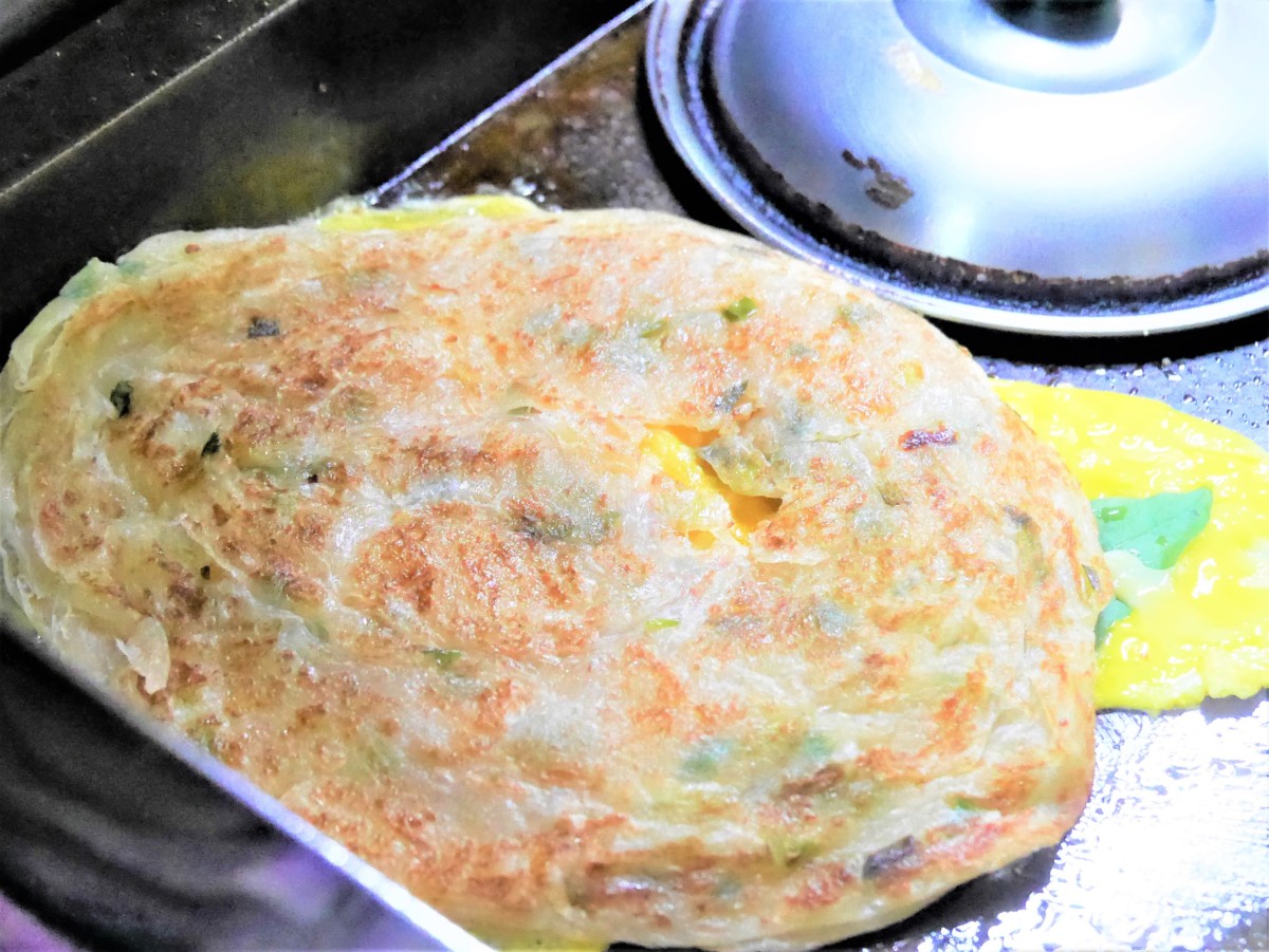內湖美食/捷運港墘站/內湖737巷/夜市美食/食尚玩家採訪-蟹老闆古早味手工蔥油餅 三層爆餡起司蔥抓餅,起司爆炸多,超級邪惡;醬燒王子麵蔥抓餅量超足!素的辣椒醬超香超夠味,限量太搶手,記得提前訂~ 中式料理 民生資訊分享 飲食集錦