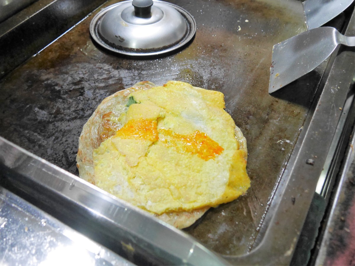 內湖美食/捷運港墘站/內湖737巷/夜市美食/食尚玩家採訪-蟹老闆古早味手工蔥油餅 三層爆餡起司蔥抓餅,起司爆炸多,超級邪惡;醬燒王子麵蔥抓餅量超足!素的辣椒醬超香超夠味,限量太搶手,記得提前訂~ 中式料理 民生資訊分享 飲食集錦