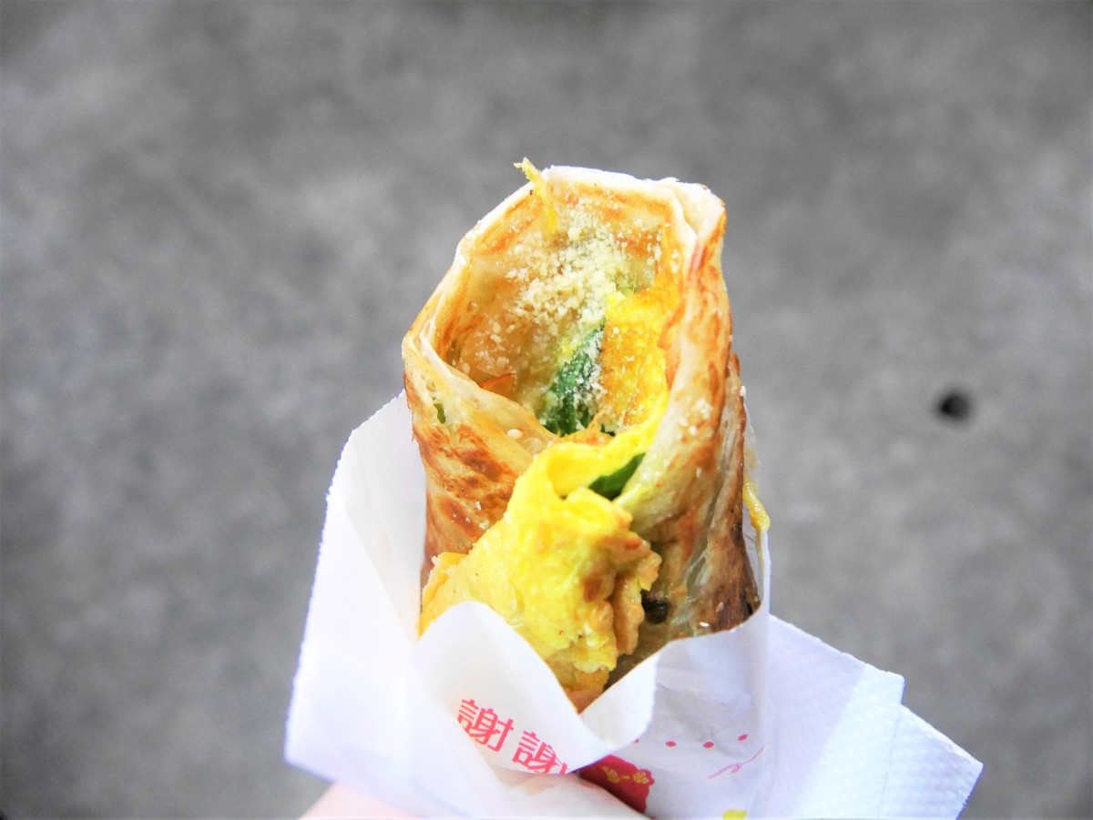 內湖美食/捷運港墘站/內湖737巷/夜市美食/食尚玩家採訪-蟹老闆古早味手工蔥油餅 三層爆餡起司蔥抓餅,起司爆炸多,超級邪惡;醬燒王子麵蔥抓餅量超足!素的辣椒醬超香超夠味,限量太搶手,記得提前訂~ 中式料理 民生資訊分享 飲食集錦