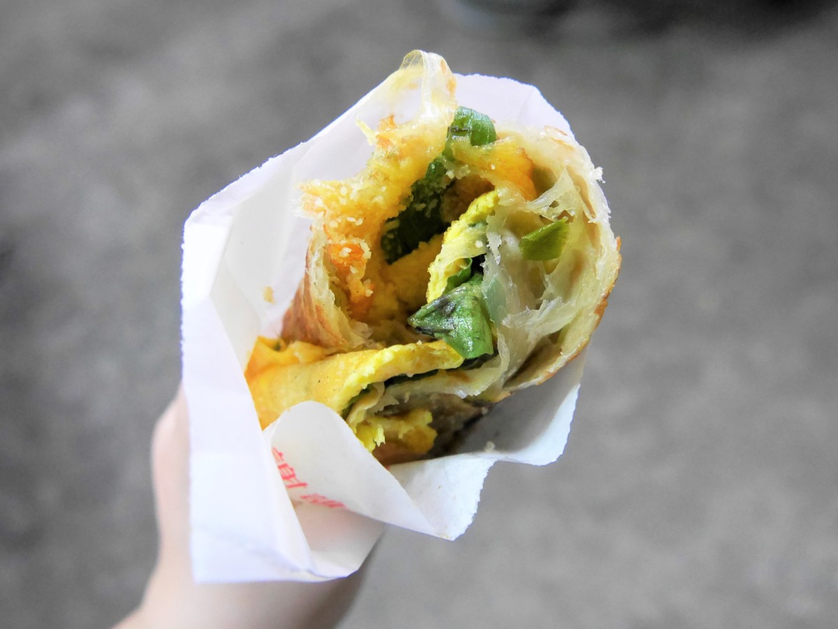 內湖美食/捷運港墘站/內湖737巷/夜市美食/食尚玩家採訪-蟹老闆古早味手工蔥油餅 三層爆餡起司蔥抓餅,起司爆炸多,超級邪惡;醬燒王子麵蔥抓餅量超足!素的辣椒醬超香超夠味,限量太搶手,記得提前訂~ 中式料理 民生資訊分享 飲食集錦