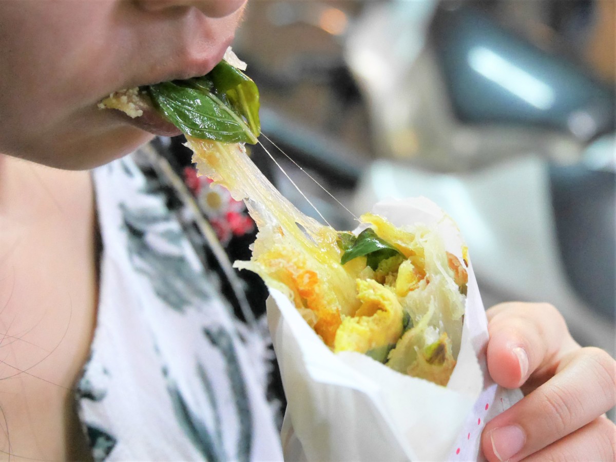 內湖美食/捷運港墘站/內湖737巷/夜市美食/食尚玩家採訪-蟹老闆古早味手工蔥油餅 三層爆餡起司蔥抓餅,起司爆炸多,超級邪惡;醬燒王子麵蔥抓餅量超足!素的辣椒醬超香超夠味,限量太搶手,記得提前訂~ 中式料理 民生資訊分享 飲食集錦