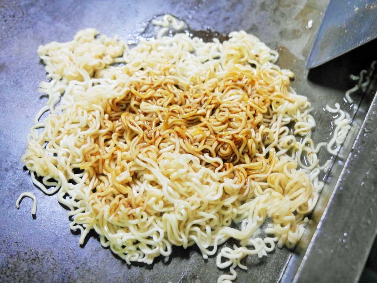 內湖美食/捷運港墘站/內湖737巷/夜市美食/食尚玩家採訪-蟹老闆古早味手工蔥油餅 三層爆餡起司蔥抓餅,起司爆炸多,超級邪惡;醬燒王子麵蔥抓餅量超足!素的辣椒醬超香超夠味,限量太搶手,記得提前訂~ 中式料理 民生資訊分享 飲食集錦