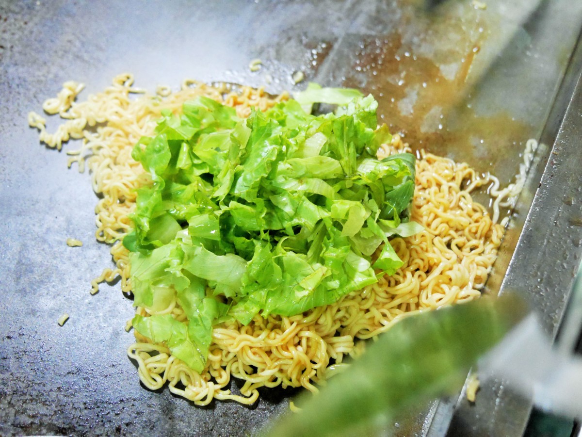 內湖美食/捷運港墘站/內湖737巷/夜市美食/食尚玩家採訪-蟹老闆古早味手工蔥油餅 三層爆餡起司蔥抓餅,起司爆炸多,超級邪惡;醬燒王子麵蔥抓餅量超足!素的辣椒醬超香超夠味,限量太搶手,記得提前訂~ 中式料理 民生資訊分享 飲食集錦