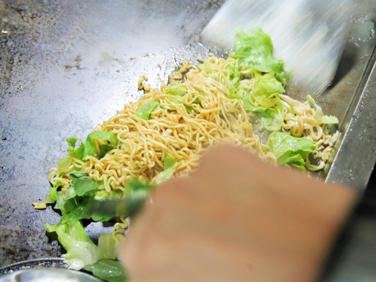 內湖美食/捷運港墘站/內湖737巷/夜市美食/食尚玩家採訪-蟹老闆古早味手工蔥油餅 三層爆餡起司蔥抓餅,起司爆炸多,超級邪惡;醬燒王子麵蔥抓餅量超足!素的辣椒醬超香超夠味,限量太搶手,記得提前訂~ 中式料理 民生資訊分享 飲食集錦