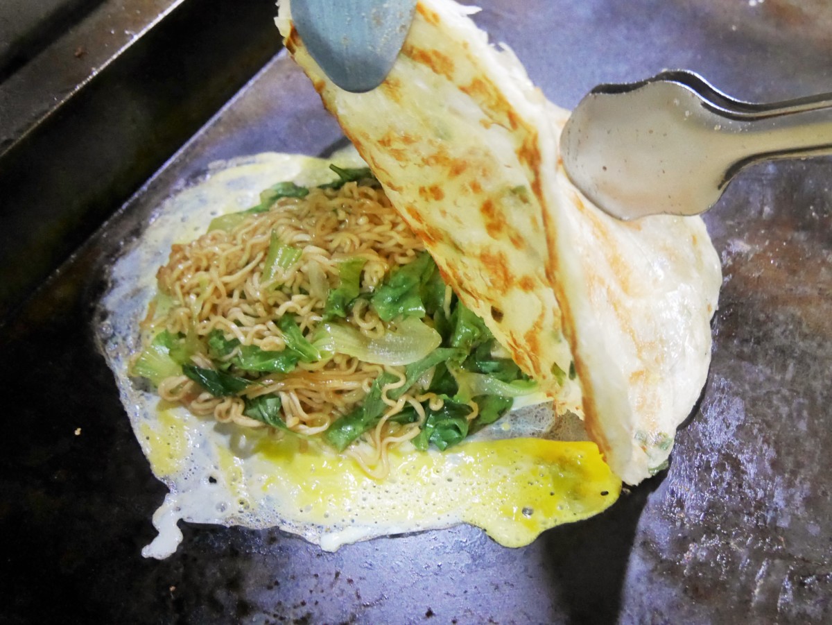 內湖美食/捷運港墘站/內湖737巷/夜市美食/食尚玩家採訪-蟹老闆古早味手工蔥油餅 三層爆餡起司蔥抓餅,起司爆炸多,超級邪惡;醬燒王子麵蔥抓餅量超足!素的辣椒醬超香超夠味,限量太搶手,記得提前訂~ 中式料理 民生資訊分享 飲食集錦