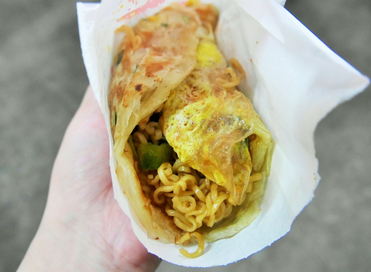 內湖美食/捷運港墘站/內湖737巷/夜市美食/食尚玩家採訪-蟹老闆古早味手工蔥油餅 三層爆餡起司蔥抓餅,起司爆炸多,超級邪惡;醬燒王子麵蔥抓餅量超足!素的辣椒醬超香超夠味,限量太搶手,記得提前訂~ 中式料理 民生資訊分享 飲食集錦