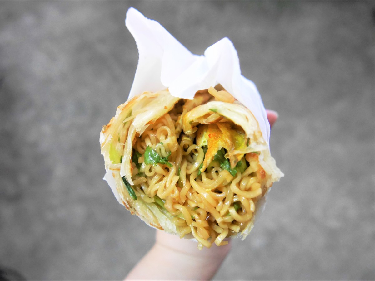 內湖美食/捷運港墘站/內湖737巷/夜市美食/食尚玩家採訪-蟹老闆古早味手工蔥油餅 三層爆餡起司蔥抓餅,起司爆炸多,超級邪惡;醬燒王子麵蔥抓餅量超足!素的辣椒醬超香超夠味,限量太搶手,記得提前訂~ 中式料理 民生資訊分享 飲食集錦