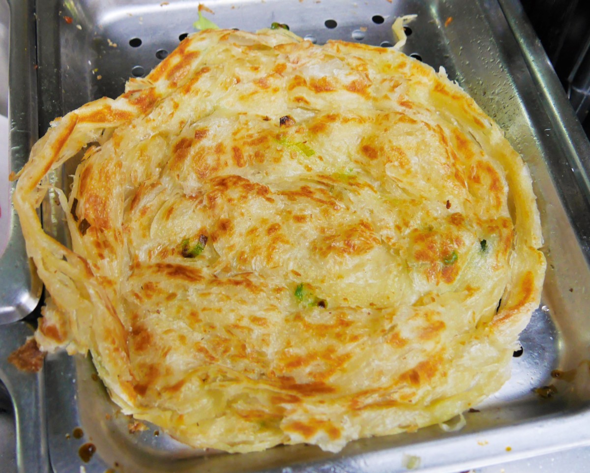 內湖美食/捷運港墘站/內湖737巷/夜市美食/食尚玩家採訪-蟹老闆古早味手工蔥油餅 三層爆餡起司蔥抓餅,起司爆炸多,超級邪惡;醬燒王子麵蔥抓餅量超足!素的辣椒醬超香超夠味,限量太搶手,記得提前訂~ 中式料理 民生資訊分享 飲食集錦