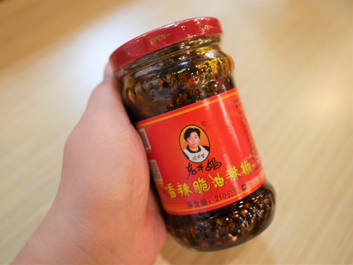 調味醬/辣椒醬推薦-世界第一辣醬-陶華碧老干媽辣椒醬,外食族省錢料理必備,當火鍋沾醬、拌麵、拌飯都很棒!紅油水餃自己做~ 中式料理 宅配食記 攝影 民生資訊分享 自己動手做! 飲食集錦