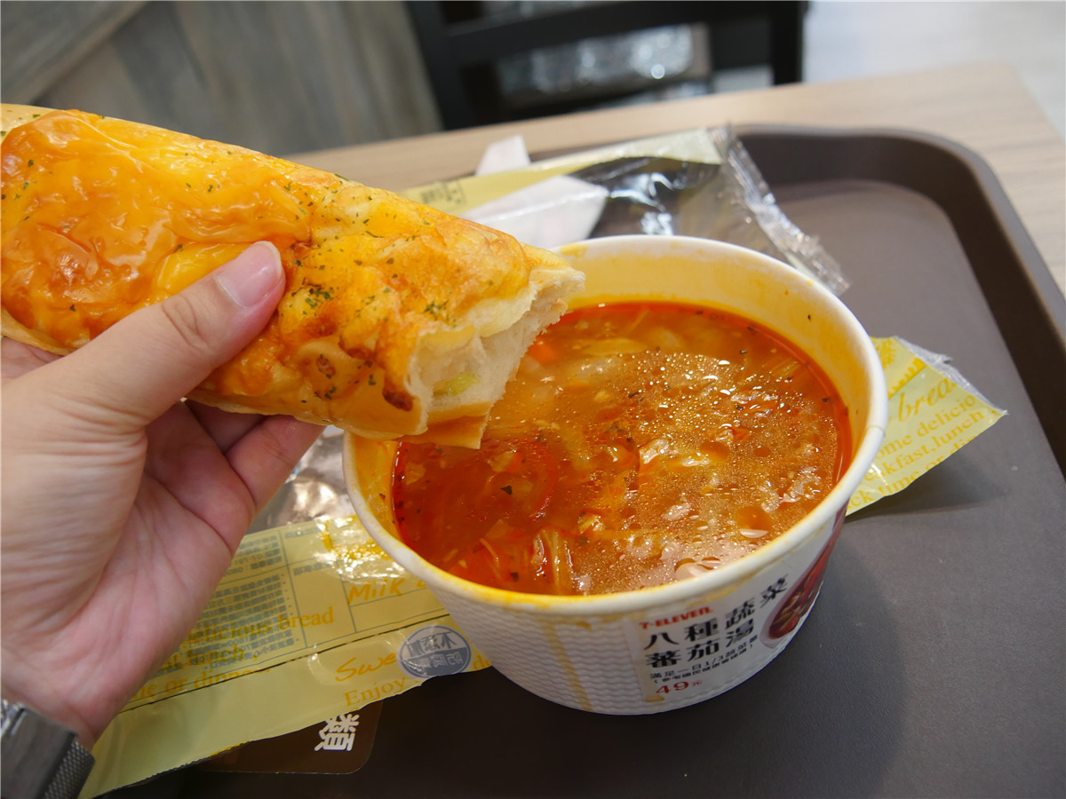台灣7-11/超商美食-八種蔬菜蕃茄湯、義式香草醬起司麵包，簡單又有飽足感，美味又健康的點心/下午茶/正餐首選！ 健康養身 攝影 民生資訊分享 飲食集錦 