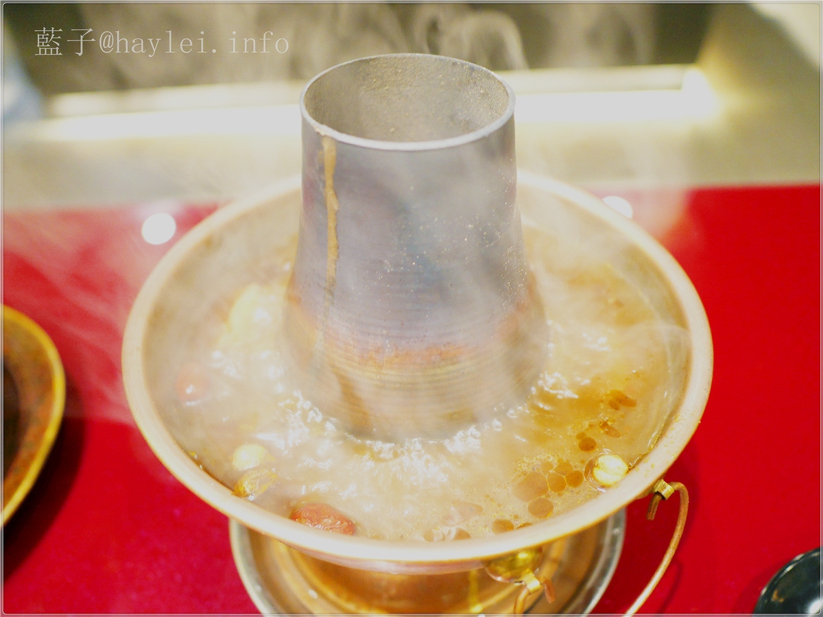 台中西區/小瀋陽碳火小火鍋-台中最好吃的景泰藍酸菜鍋就是這家!台中旅遊/台中美食/台中火鍋推薦/草悟道/銅爐小火鍋/酸菜白肉鍋/食尚玩家採訪/小瀋陽菜單 中式料理 攝影 民生資訊分享 飲食集錦