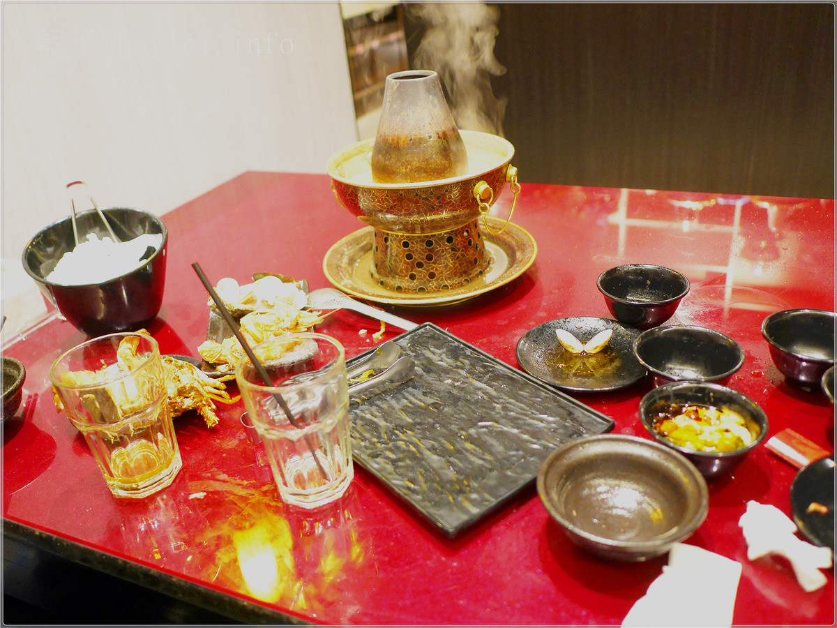 台中西區/小瀋陽碳火小火鍋-台中最好吃的景泰藍酸菜鍋就是這家!台中旅遊/台中美食/台中火鍋推薦/草悟道/銅爐小火鍋/酸菜白肉鍋/食尚玩家採訪/小瀋陽菜單 中式料理 攝影 民生資訊分享 飲食集錦