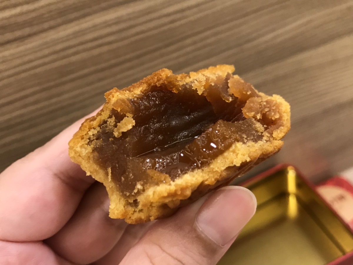 香港食品/中秋必吃美食/美心迷你珍藏版月餅-蛋黃白蓮蓉及蛋黃蓮蓉月餅-流油鹹蛋黃,甜香蓮蓉餡,誘人香氣惹人愛@香港美心月餅 中式料理 民生資訊分享 飲食集錦