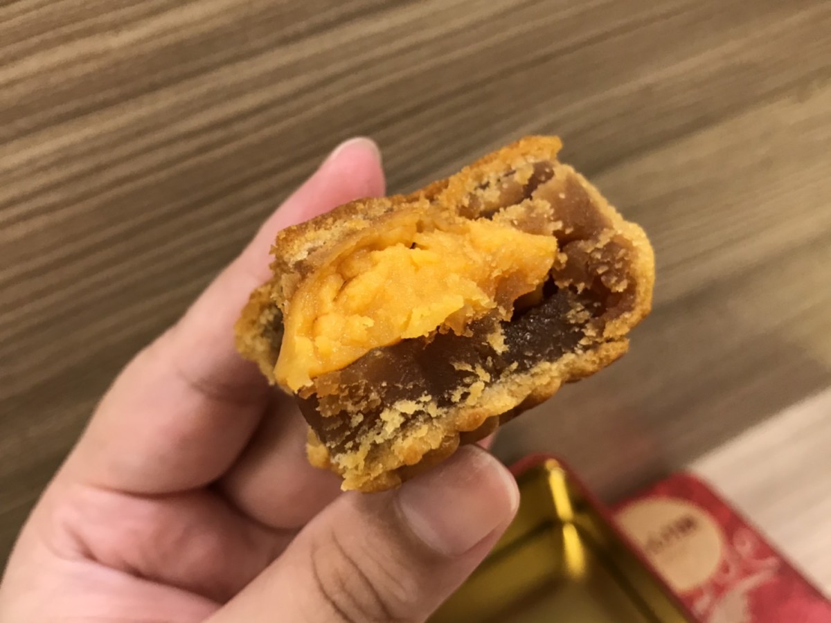 香港食品/中秋必吃美食/美心迷你珍藏版月餅-蛋黃白蓮蓉及蛋黃蓮蓉月餅-流油鹹蛋黃,甜香蓮蓉餡,誘人香氣惹人愛@香港美心月餅 中式料理 民生資訊分享 飲食集錦
