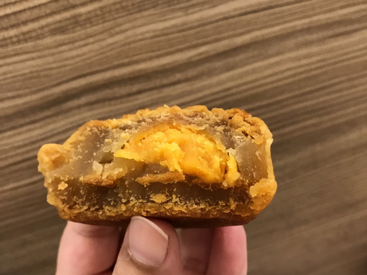 香港食品/中秋必吃美食/美心迷你珍藏版月餅-蛋黃白蓮蓉及蛋黃蓮蓉月餅-流油鹹蛋黃,甜香蓮蓉餡,誘人香氣惹人愛@香港美心月餅 中式料理 民生資訊分享 飲食集錦