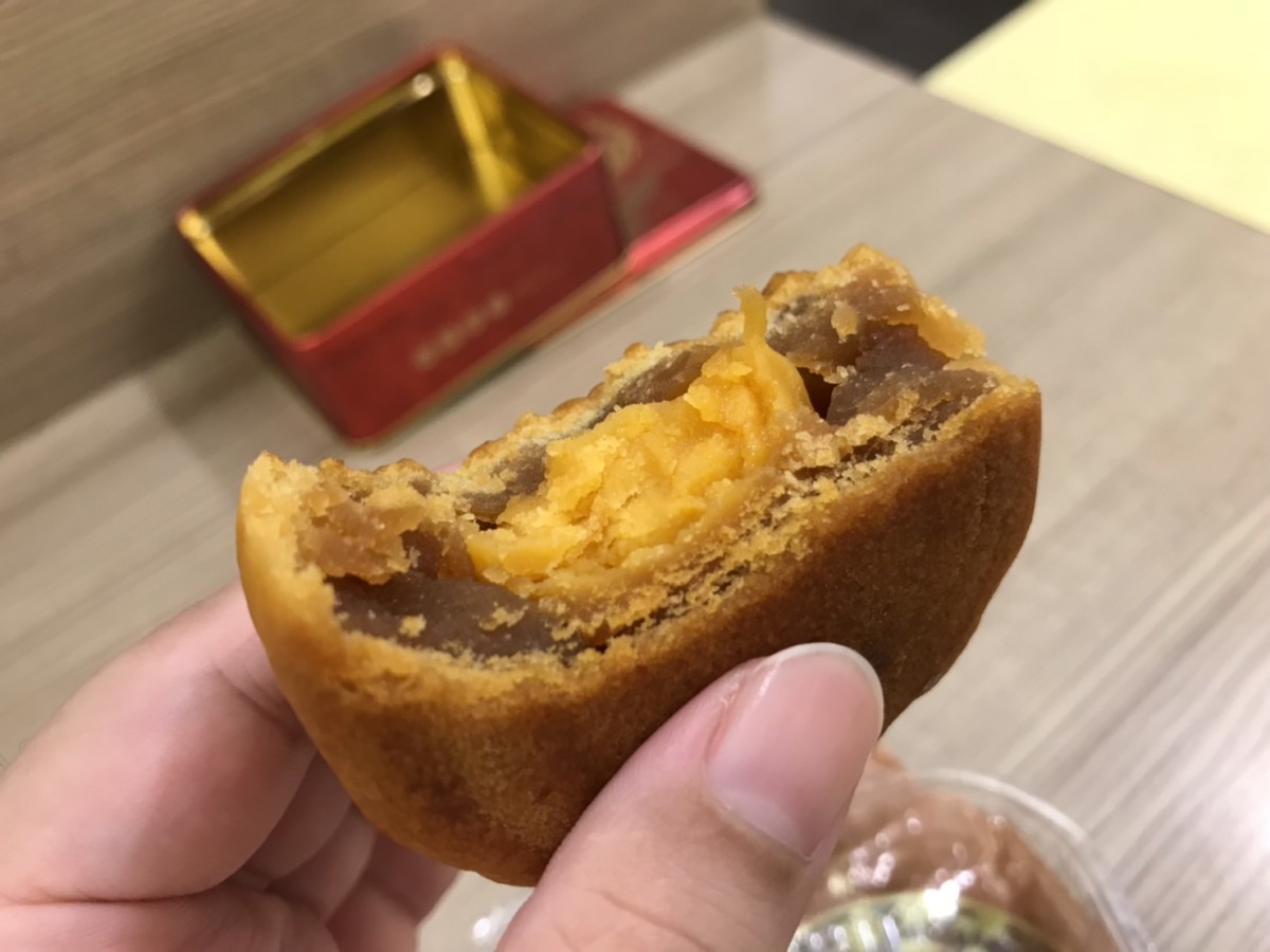 香港食品/中秋必吃美食/美心迷你珍藏版月餅-蛋黃白蓮蓉及蛋黃蓮蓉月餅-流油鹹蛋黃,甜香蓮蓉餡,誘人香氣惹人愛@香港美心月餅 中式料理 民生資訊分享 飲食集錦