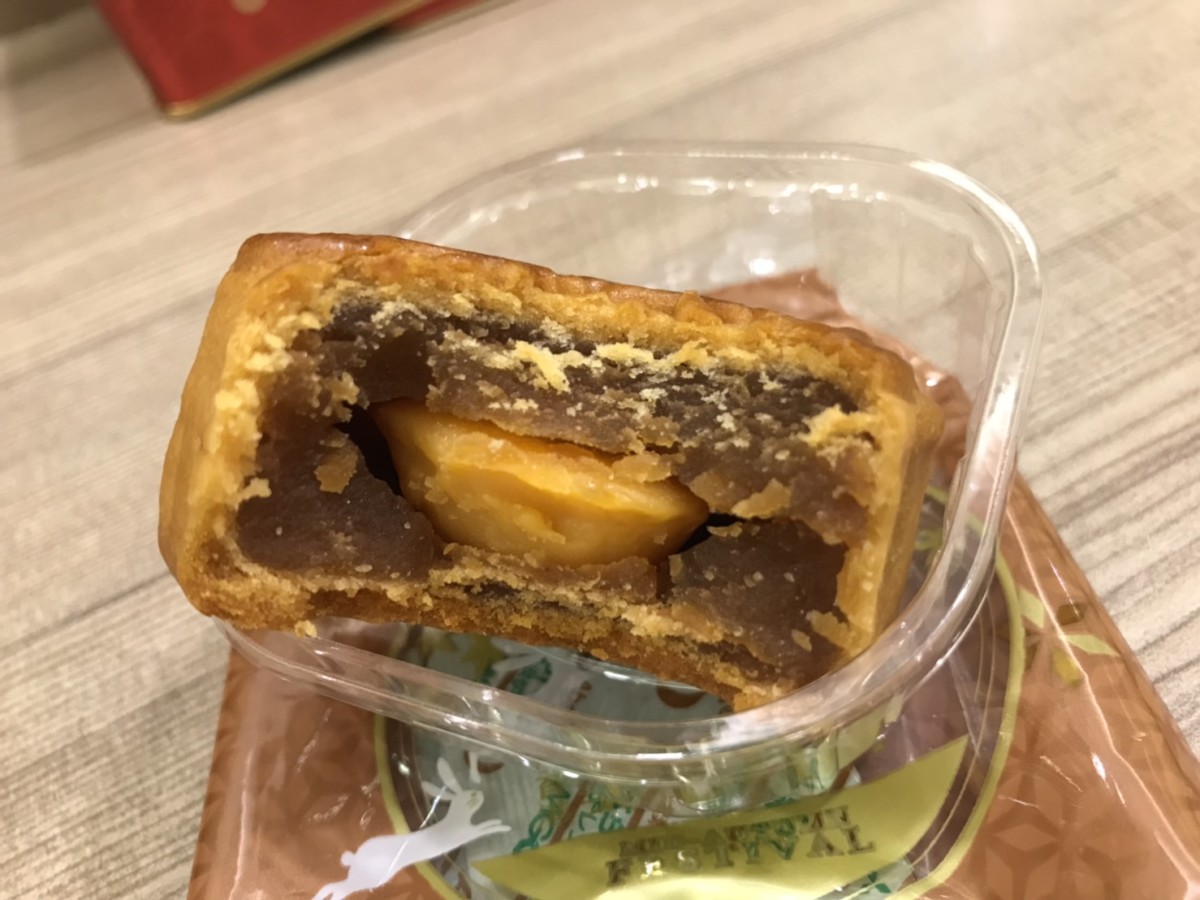 香港食品/中秋必吃美食/美心迷你珍藏版月餅-蛋黃白蓮蓉及蛋黃蓮蓉月餅-流油鹹蛋黃,甜香蓮蓉餡,誘人香氣惹人愛@香港美心月餅 中式料理 民生資訊分享 飲食集錦
